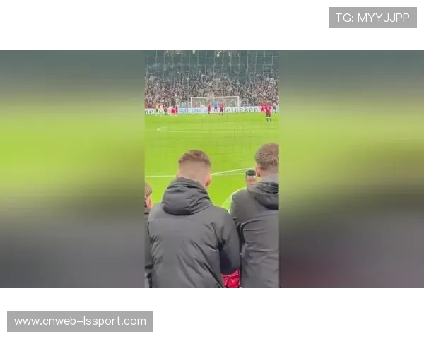 B费主罚点球时眼神坚定与心中压力交织的瞬间全景揭秘